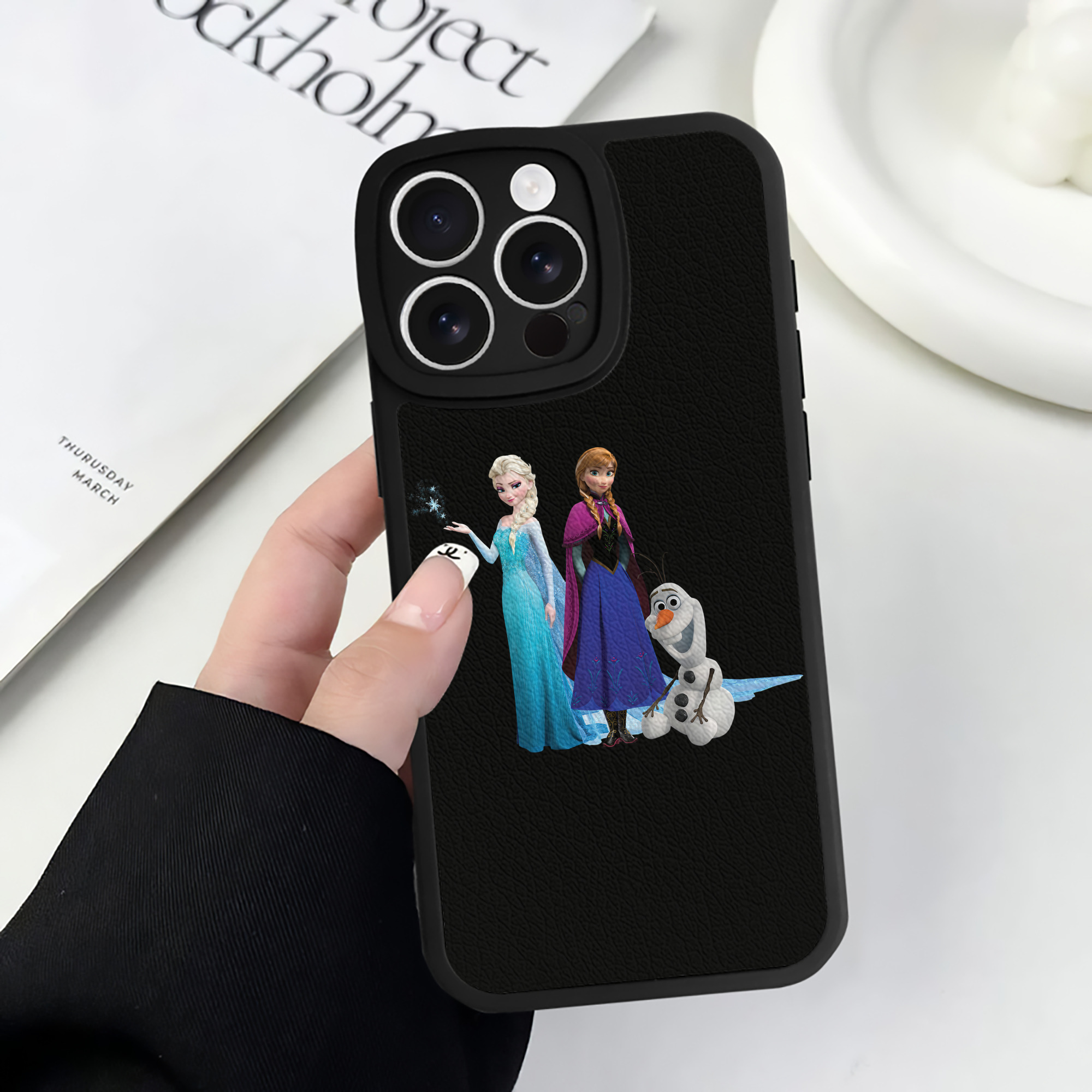 （画像用） アナと雪の女王 アンナ エルサ Frozen Anna Elsa 【iPhone 16シリーズ対応】シリコンスマホケース（レザー調） 材質：シリコン